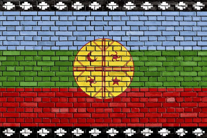 Gerahmter Druck : Flagge der Mapuche auf Ziegelmauer gemalt. Gerahmter Druck : Flagge der Mapuche auf Ziegelmauer gemalt.