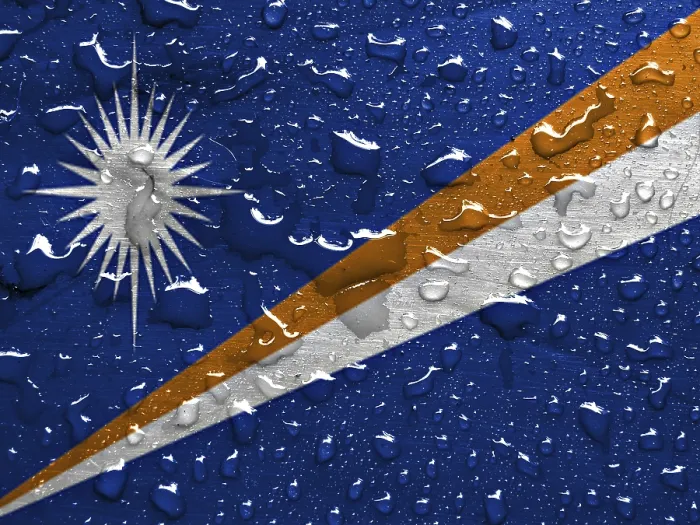 Gerahmter Druck : Flagge der Marshallinseln mit Regentropfen. Gerahmter Druck : Flagge der Marshallinseln mit Regentropfen.