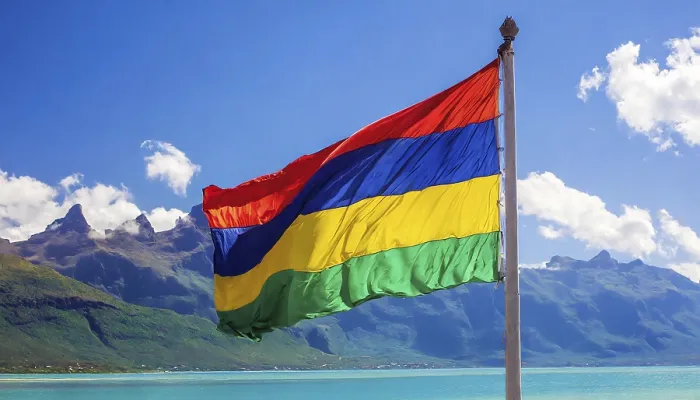 Gerahmter Druck : Die Flagge von Mauritius weht im Wind. Gerahmter Druck : Die Flagge von Mauritius weht im Wind.