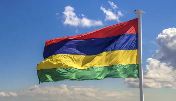 Gerahmter Druck : Das Flagge von Mauritius weht im Wind. Gerahmter Druck : Das Flagge von Mauritius weht im Wind.