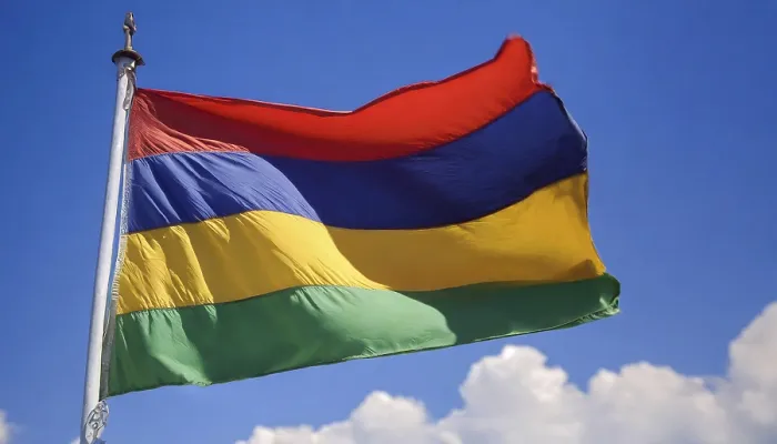 Gerahmter Druck : Die Flagge von Mauritius weht im Wind. Gerahmter Druck : Die Flagge von Mauritius weht im Wind.