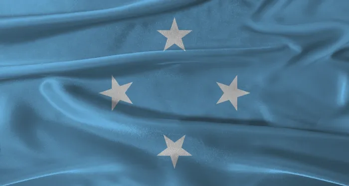 Gerahmter Druck : Flagge von Mikronesien mit fadengestricktem Hintergrund. Gerahmter Druck : Flagge von Mikronesien mit fadengestricktem Hintergrund.