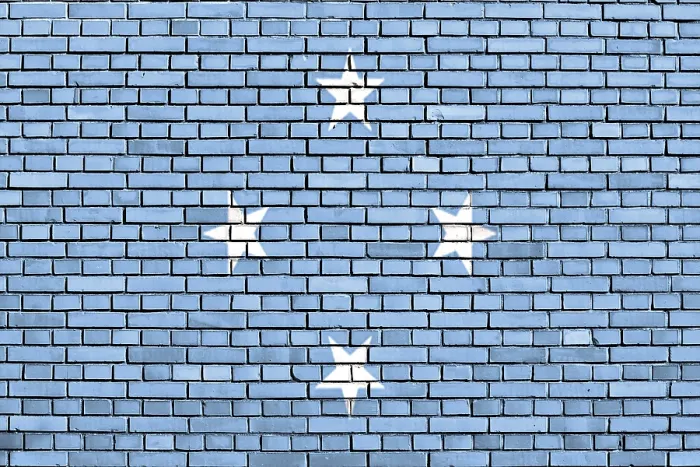 Gerahmter Druck : Flagge von Mikronesien auf Backsteinmauer gemalt. Gerahmter Druck : Flagge von Mikronesien auf Backsteinmauer gemalt.