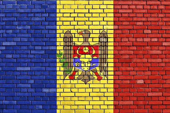 Gerahmter Druck : Flagge Moldawiens auf Backsteinmauer gemalt. Gerahmter Druck : Flagge Moldawiens auf Backsteinmauer gemalt.
