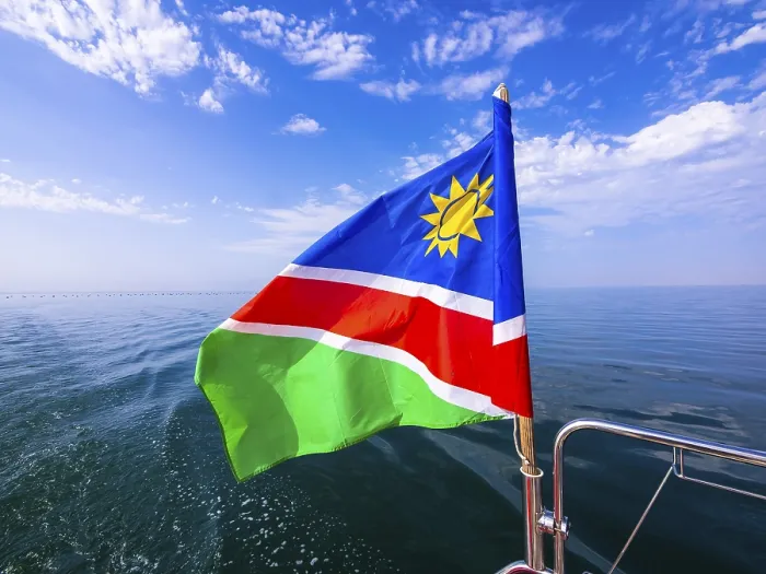 Gerahmter Druck : Flagge von Namibia auf einem Motorboot, Namibia. Gerahmter Druck : Flagge von Namibia auf einem Motorboot, Namibia.