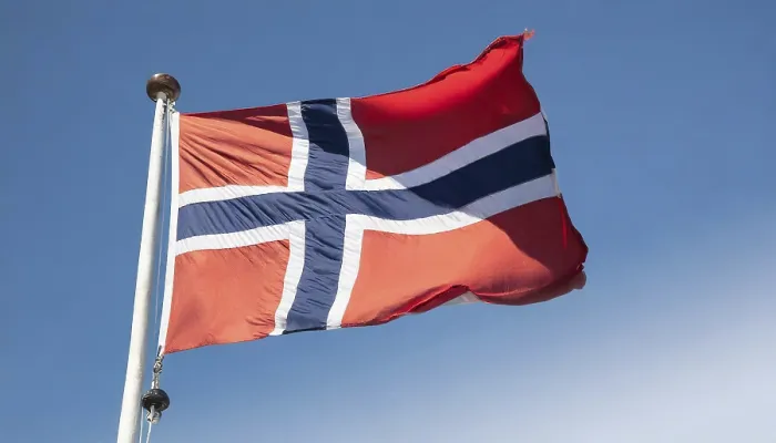 Gerahmter Druck : Die Flagge Norwegens flattert im Wind.