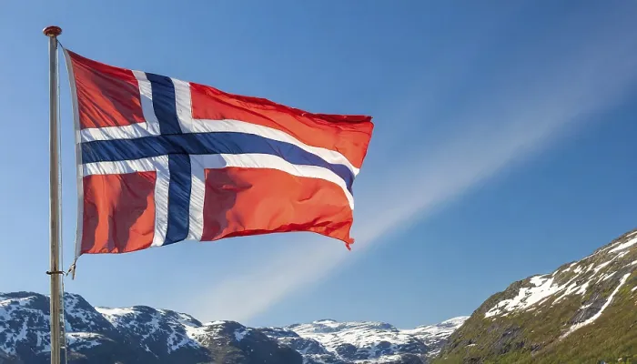 Gerahmter Druck : Die Flagge Norwegens flattert im Wind. Gerahmter Druck : Die Flagge Norwegens flattert im Wind.