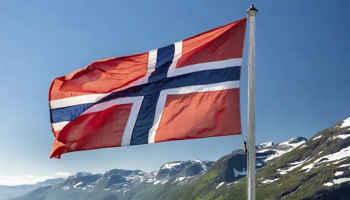Gerahmter Druck : Die Flagge Norwegens flattert im Wind. Gerahmter Druck : Die Flagge Norwegens flattert im Wind.