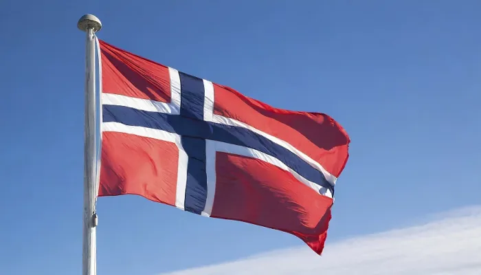 Gerahmter Druck : Das norwegische Flagge flattert im Wind. Gerahmter Druck : Das norwegische Flagge flattert im Wind.