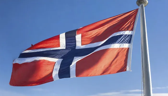 Gerahmter Druck : Die Flagge Norwegens flattert im Wind.