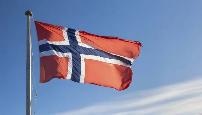 Gerahmter Druck : Die Flagge Norwegens flattert im Wind. Gerahmter Druck : Die Flagge Norwegens flattert im Wind.