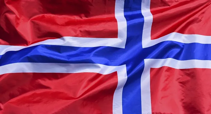 Gerahmter Druck : Die Flagge Norwegens flattert im Wind. Gerahmter Druck : Die Flagge Norwegens flattert im Wind.