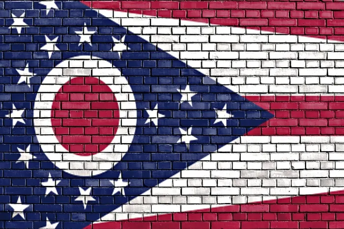 Gerahmter Druck : Flagge von Ohio auf Backsteinwand gemalt. Gerahmter Druck : Flagge von Ohio auf Backsteinwand gemalt.