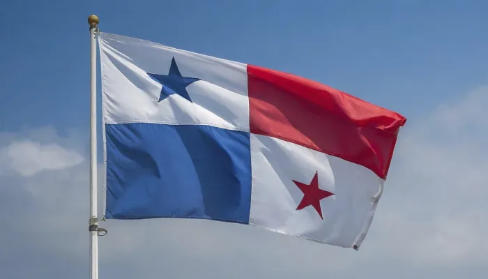 Gerahmter Druck : Die Flagge Panamas flattert im Wind. Gerahmter Druck : Die Flagge Panamas flattert im Wind.