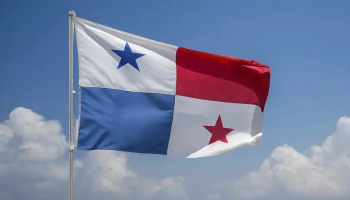 Gerahmter Druck : Die Flagge Panamas flattert im Wind. Gerahmter Druck : Die Flagge Panamas flattert im Wind.