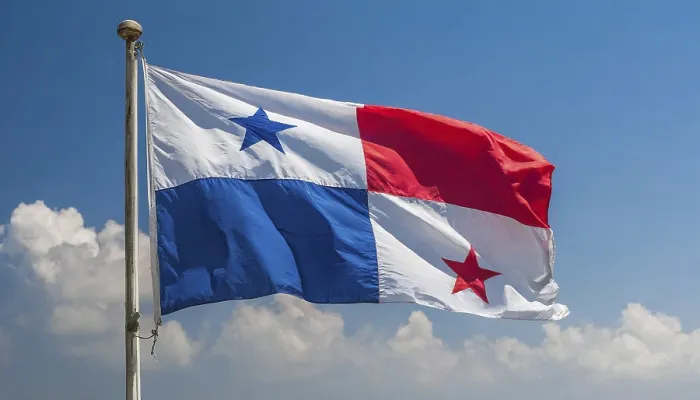 Gerahmter Druck : Die Flagge Panamas flattert im Wind. Gerahmter Druck : Die Flagge Panamas flattert im Wind.