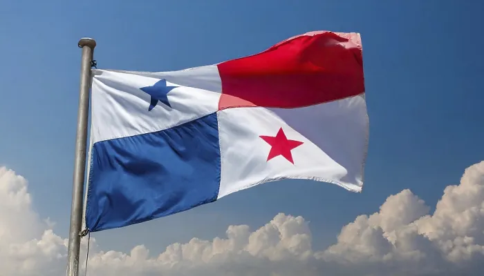 Gerahmter Druck : Die Flagge Panamas flattert im Wind.