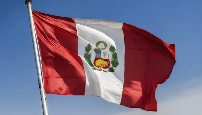 Gerahmter Druck : Die Flagge von Peru flattert im Wind. Gerahmter Druck : Die Flagge von Peru flattert im Wind.