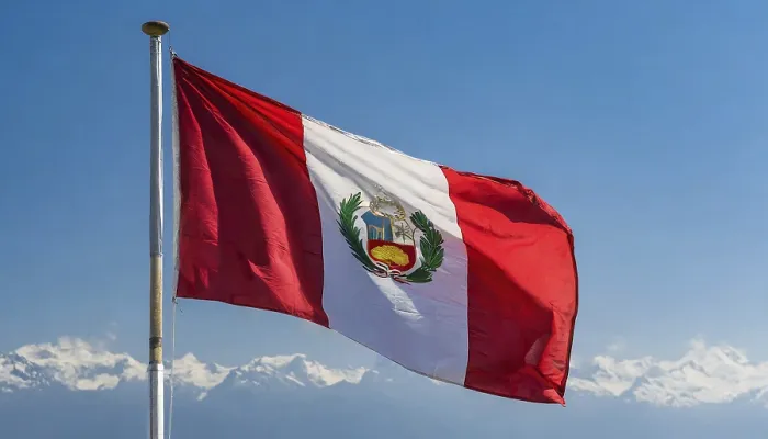 Gerahmter Druck : Die Flagge von Peru flattert im Wind.