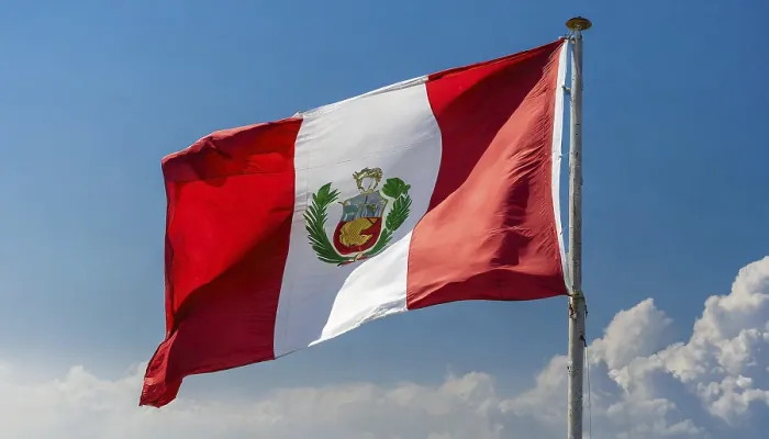 Gerahmter Druck : Die Flagge von Peru flattert im Wind. Gerahmter Druck : Die Flagge von Peru flattert im Wind.
