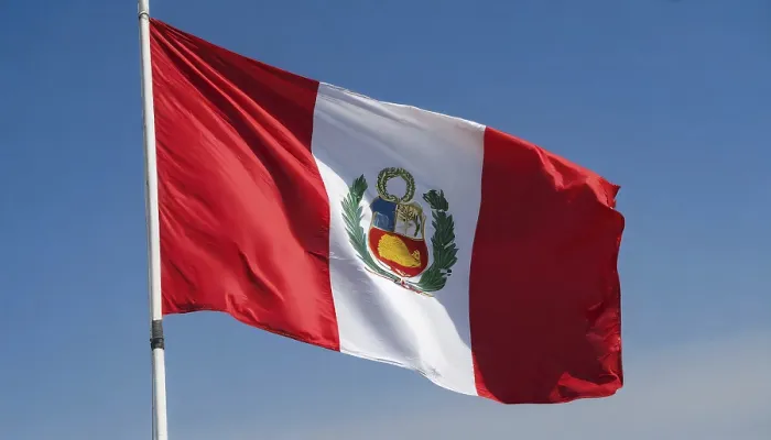 Gerahmter Druck : Die Flagge von Peru flattert im Wind. Gerahmter Druck : Die Flagge von Peru flattert im Wind.