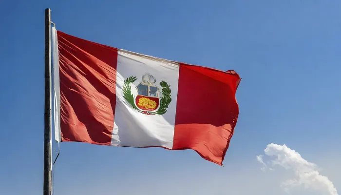 Gerahmter Druck : Die Flagge von Peru flattert im Wind. Gerahmter Druck : Die Flagge von Peru flattert im Wind.