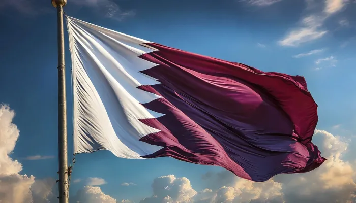 Gerahmter Druck : Die Flagge von Katar flattert im Wind.