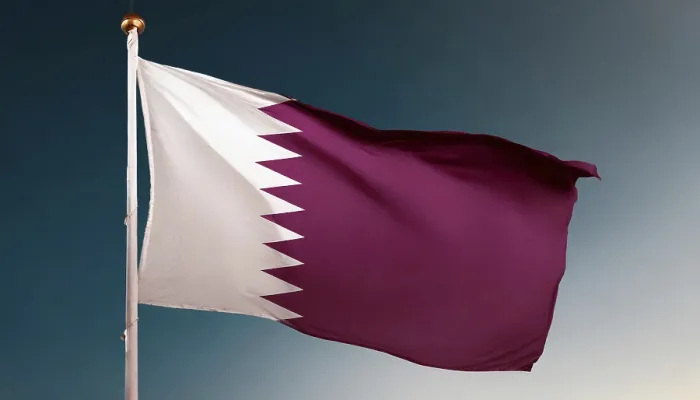 Gerahmter Druck : Die Flagge von Katar flattert im Wind. Gerahmter Druck : Die Flagge von Katar flattert im Wind.