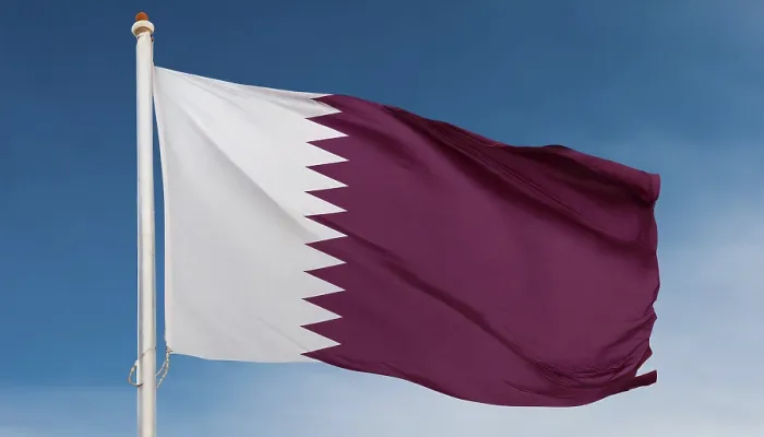 Gerahmter Druck : Die Flagge von Katar flattert im Wind. Gerahmter Druck : Die Flagge von Katar flattert im Wind.