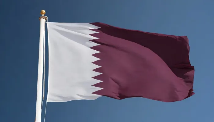Gerahmter Druck : Die Flagge von Katar flattert im Wind. Gerahmter Druck : Die Flagge von Katar flattert im Wind.
