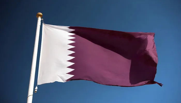 Gerahmter Druck : Die Flagge des Katar flattert im Wind. Gerahmter Druck : Die Flagge des Katar flattert im Wind.