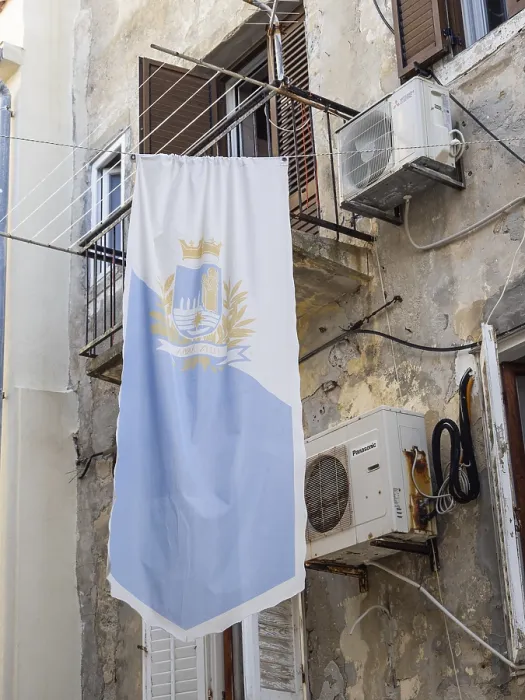 Gerahmter Druck : Flagge von Rab, altes Stadtkern von Rab Gerahmter Druck : Flagge von Rab, altes Stadtkern von Rab