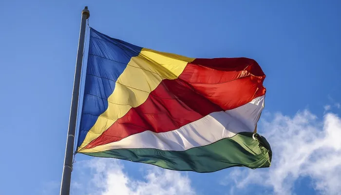 Gerahmter Druck : Die Flagge der Seychellen weht im Wind. Gerahmter Druck : Die Flagge der Seychellen weht im Wind.