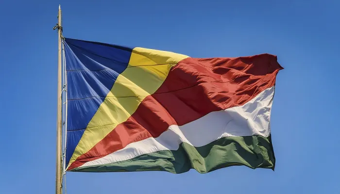 Gerahmter Druck : Das Flagge von Seychellen, flattert im Wind. Gerahmter Druck : Das Flagge von Seychellen, flattert im Wind.