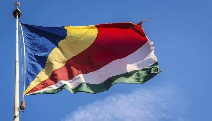 Gerahmter Druck : Das Flagge von Seychellen flattert im Wind. Gerahmter Druck : Das Flagge von Seychellen flattert im Wind.