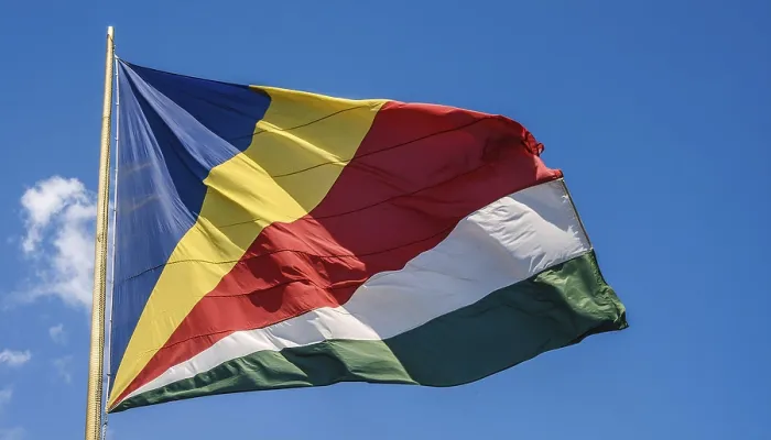 Gerahmter Druck : Das Flagge von Seychellen, flatternd im Wind. Gerahmter Druck : Das Flagge von Seychellen, flatternd im Wind.
