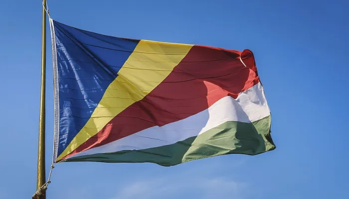 Gerahmter Druck : Die Flagge der Seychellen weht im Wind. Gerahmter Druck : Die Flagge der Seychellen weht im Wind.