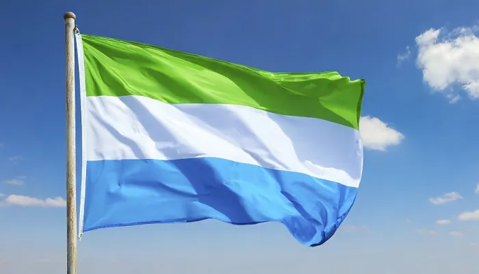 Gerahmter Druck : Das Flagge von Sierra Leone flattert im Wind. Gerahmter Druck : Das Flagge von Sierra Leone flattert im Wind.