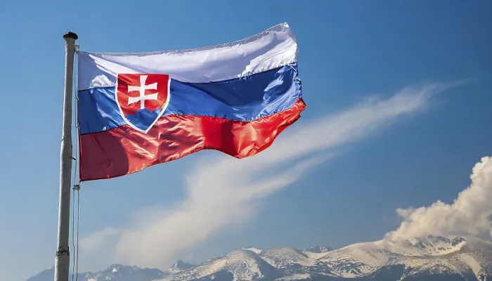 Gerahmter Druck : Die Flagge der Slowakei flattert im Wind. Gerahmter Druck : Die Flagge der Slowakei flattert im Wind.
