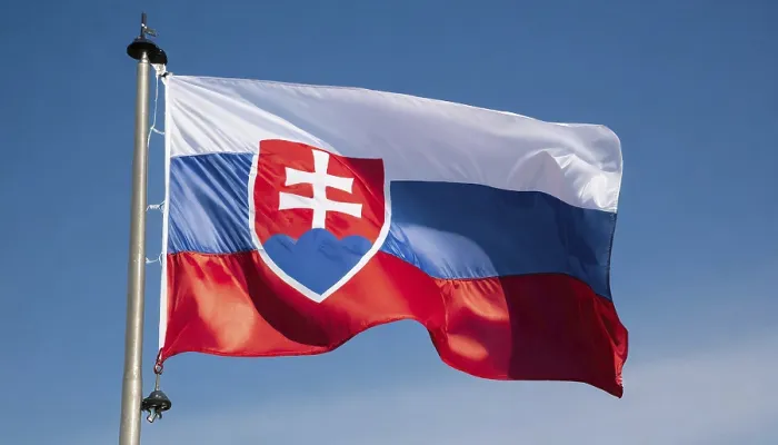 Gerahmter Druck : Die Flagge der Slowakei flattert im Wind. Gerahmter Druck : Die Flagge der Slowakei flattert im Wind.