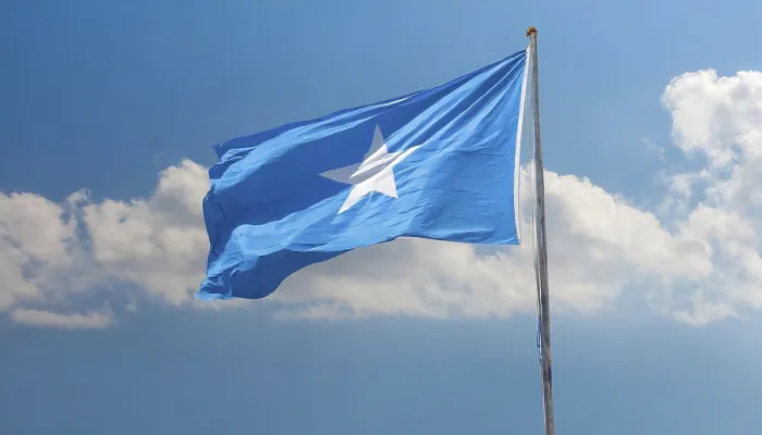 Gerahmter Druck : Das Flagge von Somalia weht in der Wind.