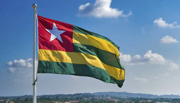 Gerahmter Druck : Die Flagge von Togo flattert im Wind. Gerahmter Druck : Die Flagge von Togo flattert im Wind.
