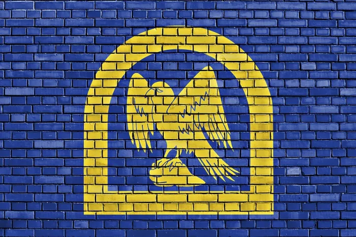 Gerahmter Druck : Flagge von Wing auf Backsteinmauer. Gerahmter Druck : Flagge von Wing auf Backsteinmauer.