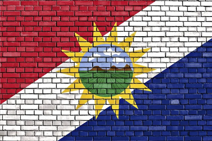 Gerahmter Druck : Flagge des Bundesstaates Yaracuy auf Ziegelmauer gemalt. Gerahmter Druck : Flagge des Bundesstaates Yaracuy auf Ziegelmauer gemalt.