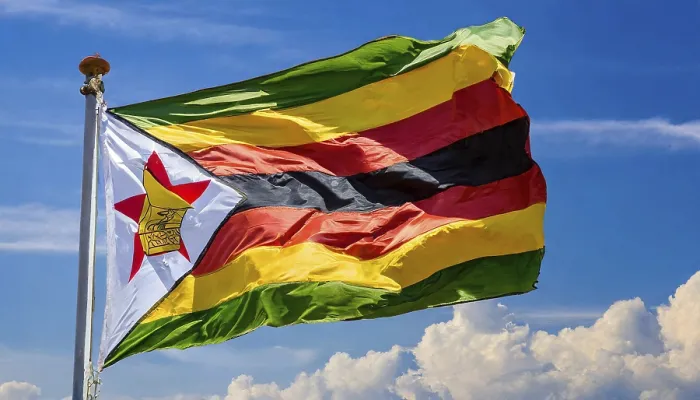 Gerahmter Druck : Die Flagge von Simbabwe weht im Wind. Gerahmter Druck : Die Flagge von Simbabwe weht im Wind.