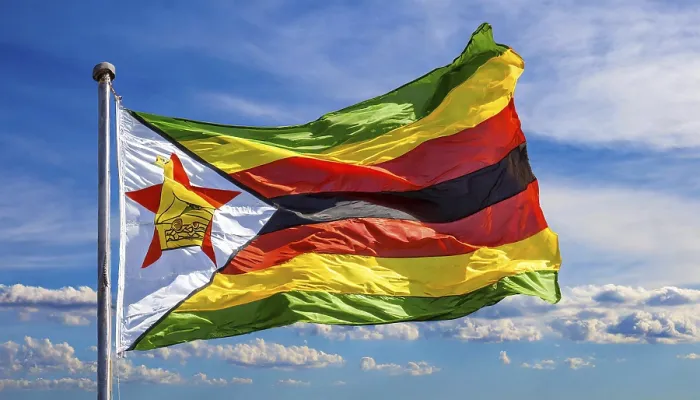 Gerahmter Druck : Das Flagge von Simbabwe, flatternd im Wind. Gerahmter Druck : Das Flagge von Simbabwe, flatternd im Wind.