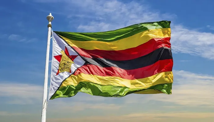 Gerahmter Druck : Das Flagge von Simbabwe, flatternd im Wind. Gerahmter Druck : Das Flagge von Simbabwe, flatternd im Wind.