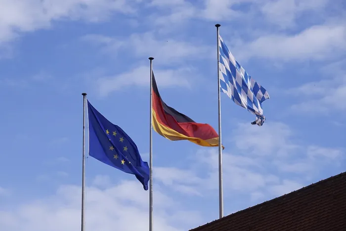 Gerahmter Druck : Fahnen wehen im Wind: Europa. Gerahmter Druck : Fahnen wehen im Wind: Europa.