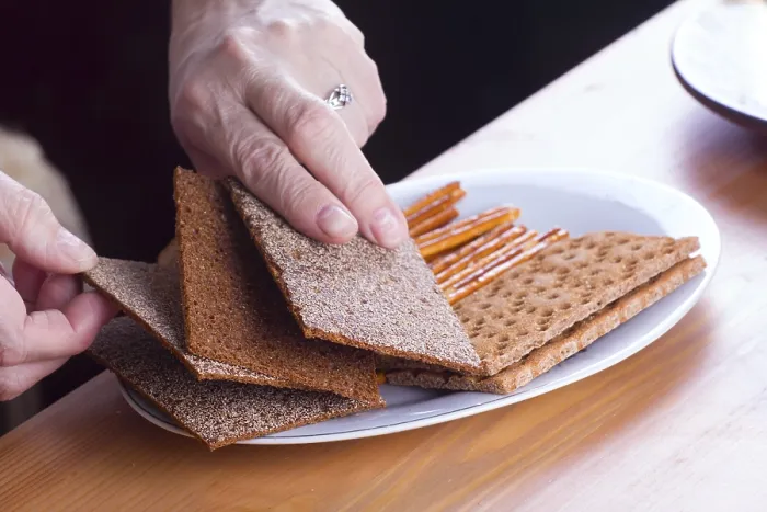Gerahmter Druck : Flach und trockener Brot- und Cracker-Typ, der hauptsächlich aus Roggenmehl besteht. Gerahmter Druck : Flach und trockener Brot- und Cracker-Typ, der hauptsächlich aus Roggenmehl besteht.