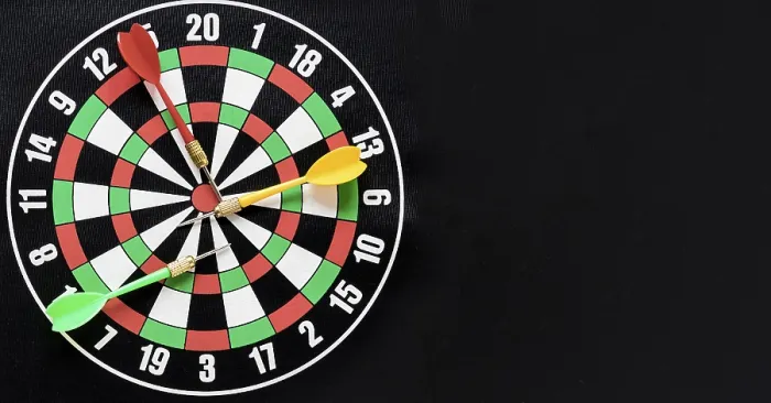 Gerahmter Druck : Darts-Tisch auf schwarzem Hintergrund Gerahmter Druck : Darts-Tisch auf schwarzem Hintergrund